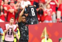 Nathan Saliba dari timnas Kanada memperlihatkan jersey Ismael Kone sebagai bentuk selebrasi setelah mencetak gol keempat timnya pada laga Grup B Piala Dunia FIFA 2026.( poto : kompas.com )