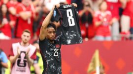 Nathan Saliba dari timnas Kanada memperlihatkan jersey Ismael Kone sebagai bentuk selebrasi setelah mencetak gol keempat timnya pada laga Grup B Piala Dunia FIFA 2026.( poto : kompas.com )