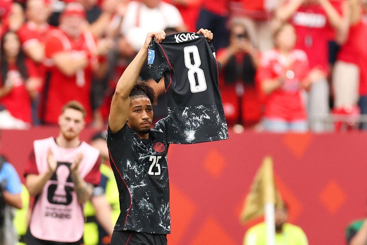 Nathan Saliba dari timnas Kanada memperlihatkan jersey Ismael Kone sebagai bentuk selebrasi setelah mencetak gol keempat timnya pada laga Grup B Piala Dunia FIFA 2026.( poto : kompas.com )
