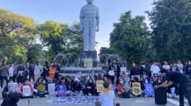 Aksi demonstrasi di Taman Apsari, Gedung Grahadi Surabaya pada Senin (15/6/2026) lalu.( poto : kompas.com )