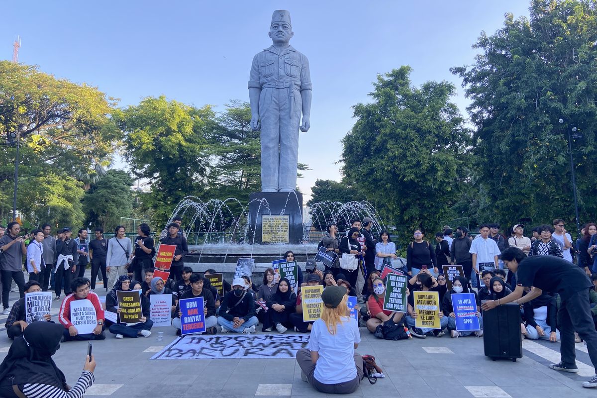 Aksi demonstrasi di Taman Apsari, Gedung Grahadi Surabaya pada Senin (15/6/2026) lalu.( poto : kompas.com )