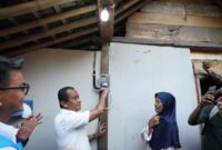 Menteri Energi dan Sumber Daya Mineral (ESDM) Bahlil Lahadalia (kedua dari kiri) saat melakukan penyalaan simbolis listrik.( poto : kompas.com )