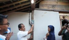 Menteri Energi dan Sumber Daya Mineral (ESDM) Bahlil Lahadalia (kedua dari kiri) saat melakukan penyalaan simbolis listrik.( poto : kompas.com )