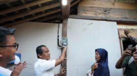Menteri Energi dan Sumber Daya Mineral (ESDM) Bahlil Lahadalia (kedua dari kiri) saat melakukan penyalaan simbolis listrik.( poto : kompas.com )
