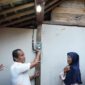 Menteri Energi dan Sumber Daya Mineral (ESDM) Bahlil Lahadalia (kedua dari kiri) saat melakukan penyalaan simbolis listrik.( poto : kompas.com )