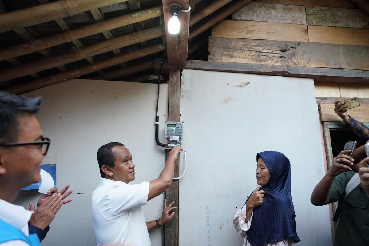 Menteri Energi dan Sumber Daya Mineral (ESDM) Bahlil Lahadalia (kedua dari kiri) saat melakukan penyalaan simbolis listrik.( poto : kompas.com )