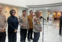 Kapolda Jabar Irjen pol Rudi Setiawan tegah menjelaskan kondisi korban YTR di RSUP Hasan sadikin Bandung,Kota Bandung, selasa (23/6/2026).( poto : kompas.com )