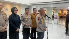 Kapolda Jabar Irjen pol Rudi Setiawan tegah menjelaskan kondisi korban YTR di RSUP Hasan sadikin Bandung,Kota Bandung, selasa (23/6/2026).( poto : kompas.com )