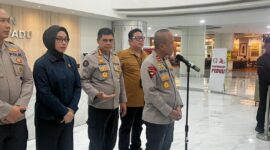 Kapolda Jabar Irjen pol Rudi Setiawan tegah menjelaskan kondisi korban YTR di RSUP Hasan sadikin Bandung,Kota Bandung, selasa (23/6/2026).( poto : kompas.com )