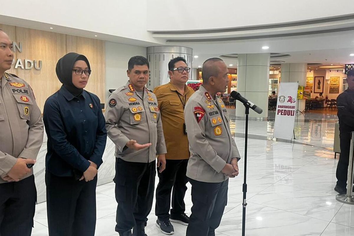 Kapolda Jabar Irjen pol Rudi Setiawan tegah menjelaskan kondisi korban YTR di RSUP Hasan sadikin Bandung,Kota Bandung, selasa (23/6/2026).( poto : kompas.com )