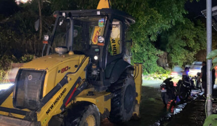 Petugas menangani longsor di Pelayang Raya Kota Sungai Penuh