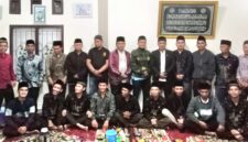 poto bersama setelah melakukan pengajian adat di Kerinci.( poto : Hesty )