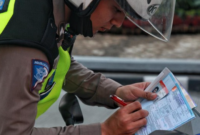 Ilustrasi tilang polisi. Foto: Ari Saputra/Detik.com