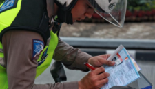 Ilustrasi tilang polisi. Foto: Ari Saputra/Detik.com