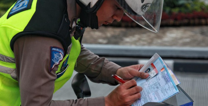 Ilustrasi tilang polisi. Foto: Ari Saputra/Detik.com