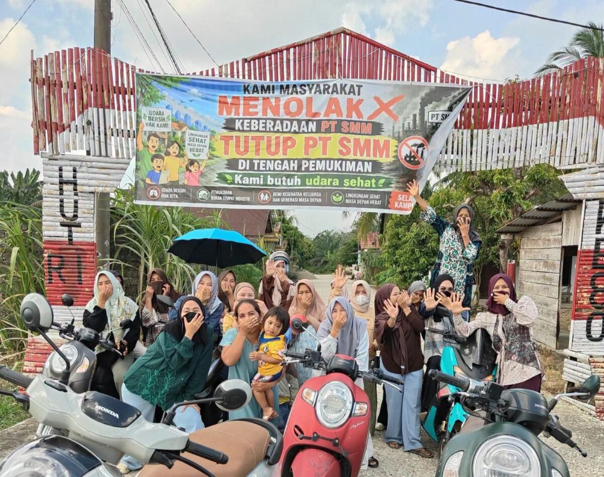 Warga Pelawan Jaya tolak keberadaan PT SMM. (Foto/Ist/Rahmat/metro7.co.id)