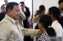 Presiden Prabowo Subianto berbincang bersama orang tua siswa saat meninjau Sekolah Rakyat Menengah Pertama (SRMP) 17 Tabanan, Bali, Minggu (7/6/2026). ( poto : ANTARA)