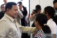 Presiden Prabowo Subianto berbincang bersama orang tua siswa saat meninjau Sekolah Rakyat Menengah Pertama (SRMP) 17 Tabanan, Bali, Minggu (7/6/2026). ( poto : ANTARA)