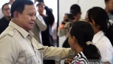 Presiden Prabowo Subianto berbincang bersama orang tua siswa saat meninjau Sekolah Rakyat Menengah Pertama (SRMP) 17 Tabanan, Bali, Minggu (7/6/2026). ( poto : ANTARA)