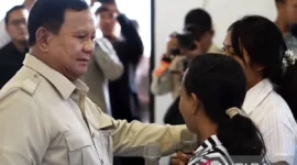 Presiden Prabowo Subianto berbincang bersama orang tua siswa saat meninjau Sekolah Rakyat Menengah Pertama (SRMP) 17 Tabanan, Bali, Minggu (7/6/2026). ( poto : ANTARA)