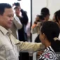 Presiden Prabowo Subianto berbincang bersama orang tua siswa saat meninjau Sekolah Rakyat Menengah Pertama (SRMP) 17 Tabanan, Bali, Minggu (7/6/2026). ( poto : ANTARA)