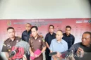 Kajari Tabalong Anggara Suryanagara menjelaskan ke media perkara di Dinas ESDM Kalsel saat ekspos di Kejati Kalsel di Banjarbaru, Senin (8/6/2026). ( poto : ANTARA )