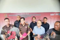 Kajari Tabalong Anggara Suryanagara menjelaskan ke media perkara di Dinas ESDM Kalsel saat ekspos di Kejati Kalsel di Banjarbaru, Senin (8/6/2026). ( poto : ANTARA )