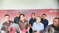 Kajari Tabalong Anggara Suryanagara menjelaskan ke media perkara di Dinas ESDM Kalsel saat ekspos di Kejati Kalsel di Banjarbaru, Senin (8/6/2026). ( poto : ANTARA )