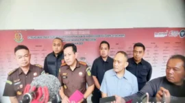 Kajari Tabalong Anggara Suryanagara menjelaskan ke media perkara di Dinas ESDM Kalsel saat ekspos di Kejati Kalsel di Banjarbaru, Senin (8/6/2026). ( poto : ANTARA )