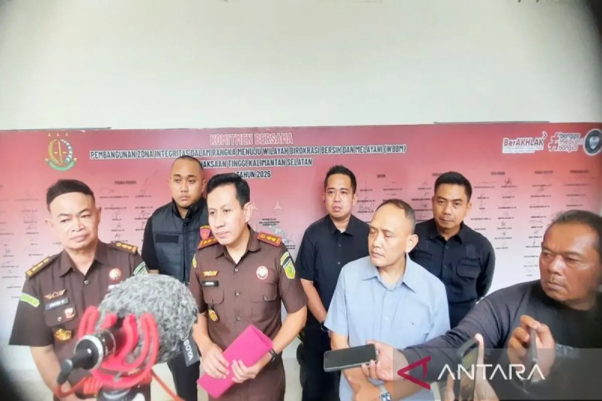 Kajari Tabalong Anggara Suryanagara menjelaskan ke media perkara di Dinas ESDM Kalsel saat ekspos di Kejati Kalsel di Banjarbaru, Senin (8/6/2026). ( poto : ANTARA )
