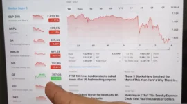 Warga mengamati informasi pergerakan nilai saham secara daring di Denpasar, Bali, Kamis (18/6/2026). ( poto : ANTARA )
