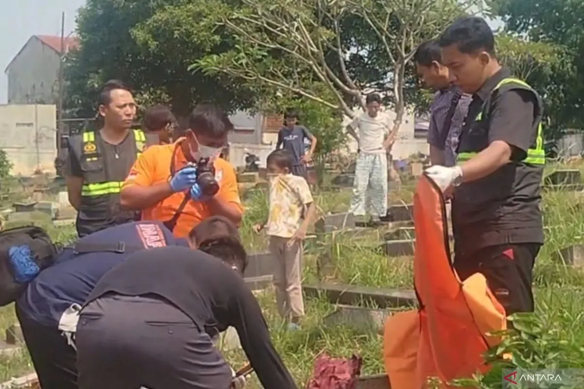 Petugas kemudian melakukan olah tempat kejadian perkara (TKP) untuk mengumpulkan bukti awal.( poto :ANTARA )