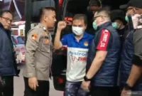 Roy Suryo dan Tifauzia Tyassuma atau dokter Tifa menjalani pemeriksaan kesehatan di Rumah Sakit (RS) Polri Kramat Jati, Jakarta Timur, Jumat (19/6/2026).( poto : ANTARA )