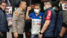 Roy Suryo dan Tifauzia Tyassuma atau dokter Tifa menjalani pemeriksaan kesehatan di Rumah Sakit (RS) Polri Kramat Jati, Jakarta Timur, Jumat (19/6/2026).( poto : ANTARA )
