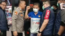 Roy Suryo dan Tifauzia Tyassuma atau dokter Tifa menjalani pemeriksaan kesehatan di Rumah Sakit (RS) Polri Kramat Jati, Jakarta Timur, Jumat (19/6/2026).( poto : ANTARA )