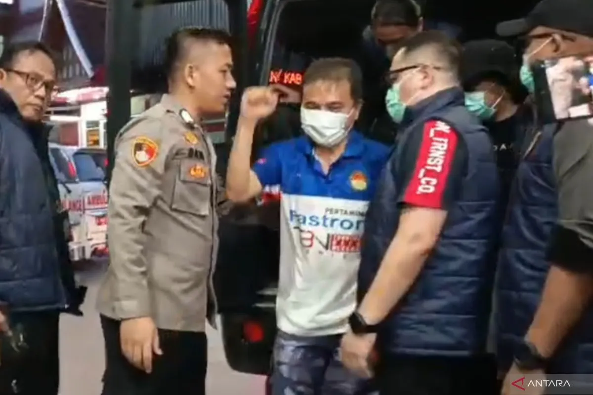 Roy Suryo dan Tifauzia Tyassuma atau dokter Tifa menjalani pemeriksaan kesehatan di Rumah Sakit (RS) Polri Kramat Jati, Jakarta Timur, Jumat (19/6/2026).( poto : ANTARA )