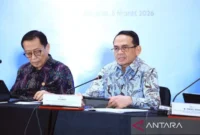 Kepala Eksekutif Pengawas Lembaga Pembiayaan, Perusahaan Modal Ventura, Lembaga Keuangan Mikro dan Lembaga Jasa Keuangan Lainnya (PVML) Otoritas Jasa Keuangan (OJK) Agusman (kanan).( poto : ANTARA )