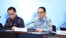 Kepala Eksekutif Pengawas Lembaga Pembiayaan, Perusahaan Modal Ventura, Lembaga Keuangan Mikro dan Lembaga Jasa Keuangan Lainnya (PVML) Otoritas Jasa Keuangan (OJK) Agusman (kanan).( poto : ANTARA )