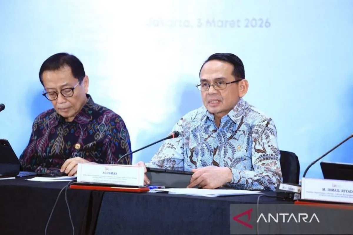 Kepala Eksekutif Pengawas Lembaga Pembiayaan, Perusahaan Modal Ventura, Lembaga Keuangan Mikro dan Lembaga Jasa Keuangan Lainnya (PVML) Otoritas Jasa Keuangan (OJK) Agusman (kanan).( poto : ANTARA )