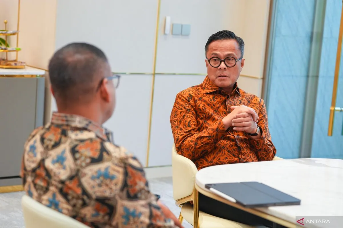 Kepala BP BUMN sekaligus COO Danantara Dony Oskaria (kanan). ( poto : ANTARA )