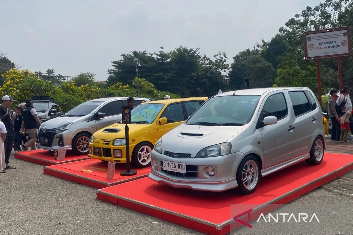 Deretan mobil-mobil Daihatsu yang sudah dimodifikasi, dalam kegiatan 