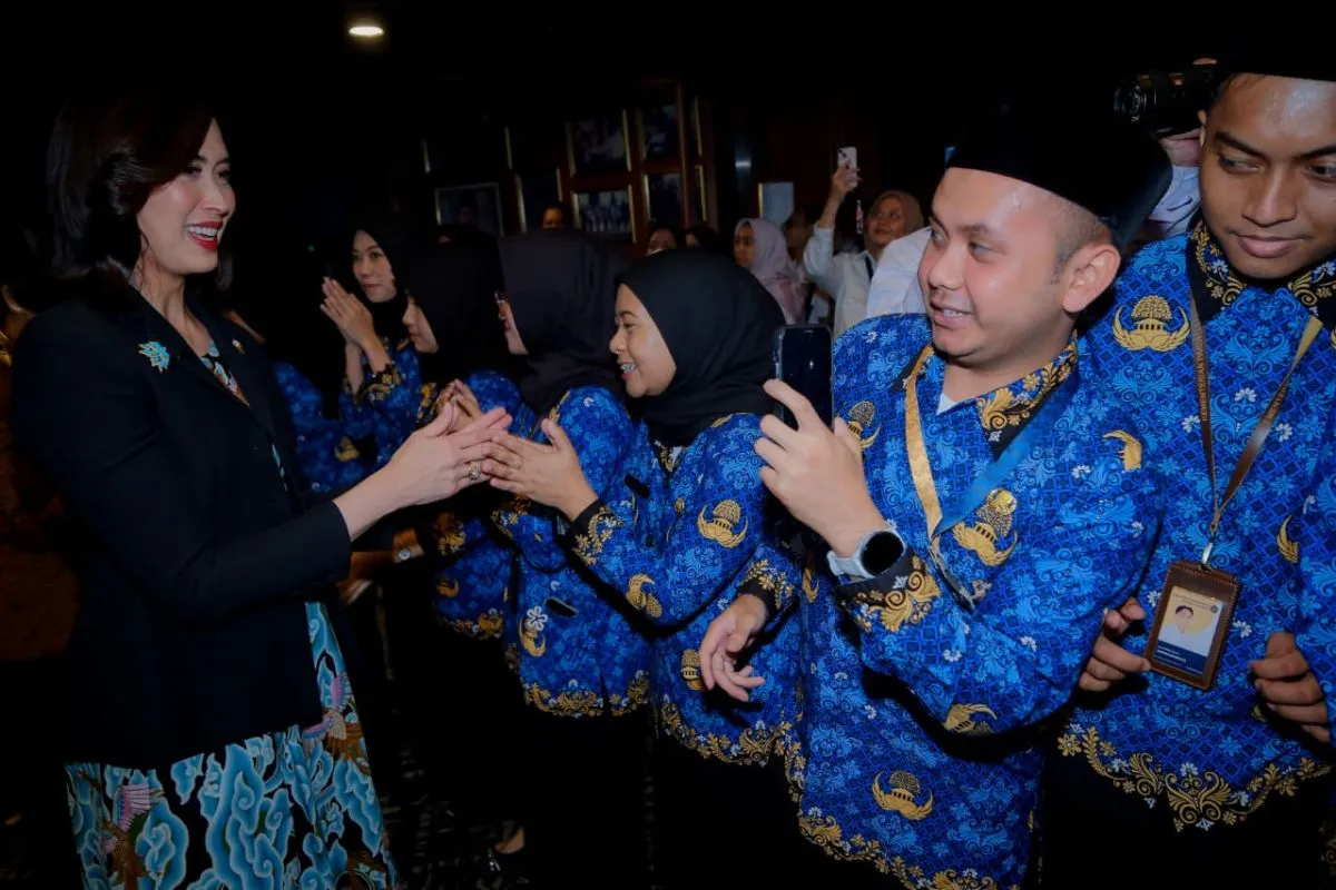 Menteri Pariwisata Widiyanti Putri Wardhana saat menghadiri prosesi sumpah Pegawai Negeri Sipil. ( poto : ANTARA )
