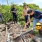 Personel Polsek Jambi Timur saat meringkus pelaku di TKP pencurian (Foto: MAKALAMNEWS.ID )