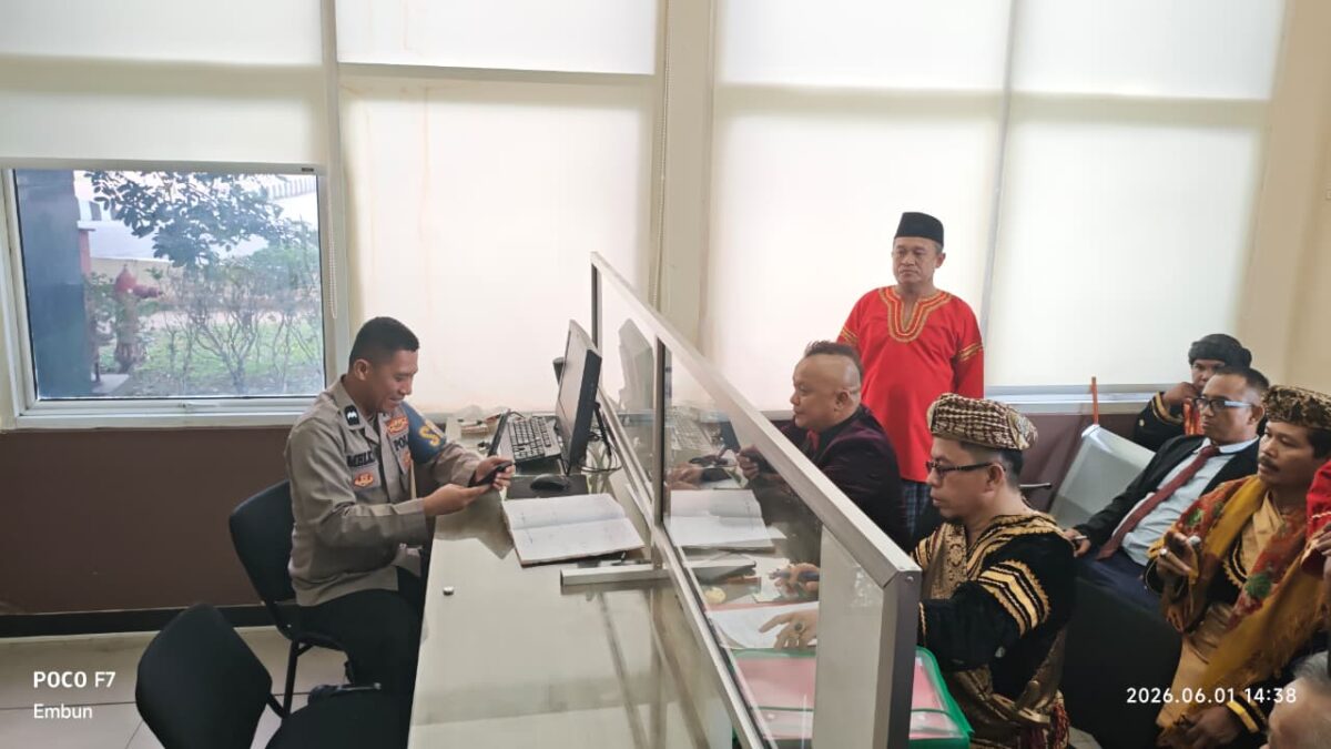 Ketua Mahkamah Adat Alam Minangkabau (MAAM), Tengku Irwansyah Angku Datuk Katumanggungan didampingi kuasa huku, Boy London melaporkan Abu Janda ke Polda Sumbar ( poto : posmetro padang)