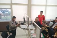 Ketua Mahkamah Adat Alam Minangkabau (MAAM), Tengku Irwansyah Angku Datuk Katumanggungan didampingi kuasa huku, Boy London melaporkan Abu Janda ke Polda Sumbar ( poto : posmetro padang)