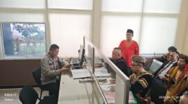 Ketua Mahkamah Adat Alam Minangkabau (MAAM), Tengku Irwansyah Angku Datuk Katumanggungan didampingi kuasa huku, Boy London melaporkan Abu Janda ke Polda Sumbar ( poto : posmetro padang)