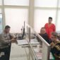Ketua Mahkamah Adat Alam Minangkabau (MAAM), Tengku Irwansyah Angku Datuk Katumanggungan didampingi kuasa huku, Boy London melaporkan Abu Janda ke Polda Sumbar ( poto : posmetro padang)