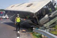 Kecelakaan bus jemaat HKBP di Batam menewaskan 1 orang dan melukai belasan lainnya.( iluistrasi poto : istimewa )