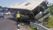 Kecelakaan bus jemaat HKBP di Batam menewaskan 1 orang dan melukai belasan lainnya.( iluistrasi poto : istimewa )