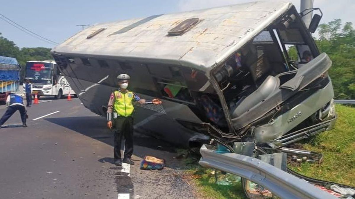 Kecelakaan bus jemaat HKBP di Batam menewaskan 1 orang dan melukai belasan lainnya.( iluistrasi poto : istimewa )